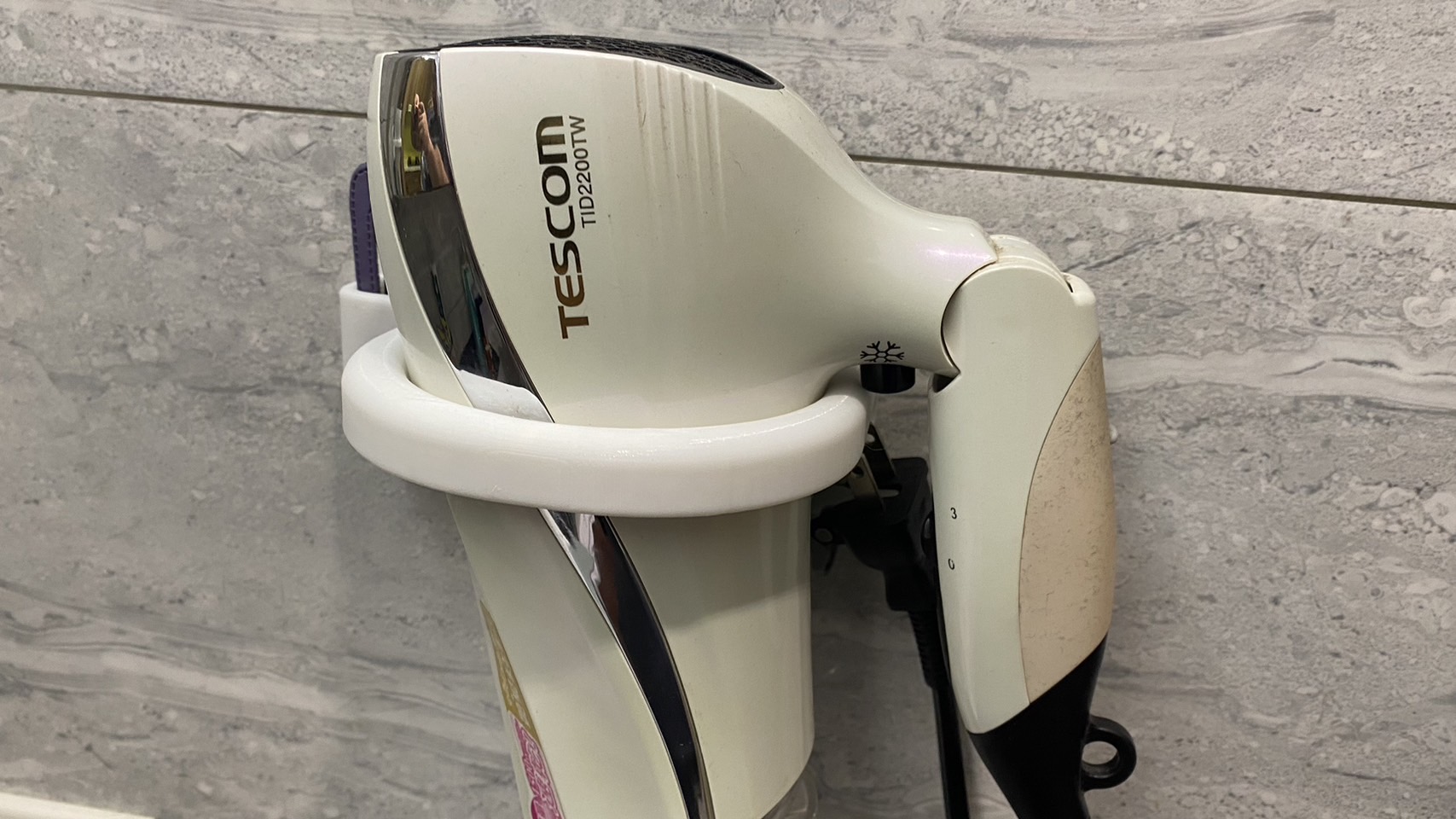 Kệ Đựng Máy Sấy Tóc Trong Nhà Tắm