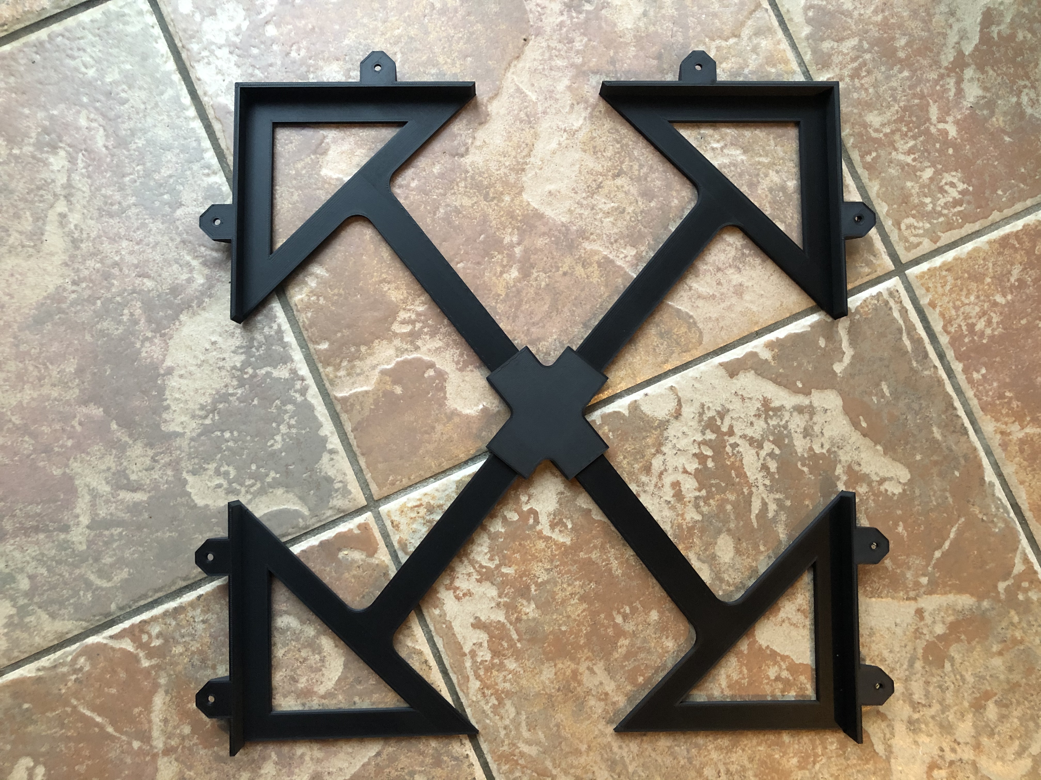 Giá đỡ cuộn cắt Cricut dưới gầm bàn