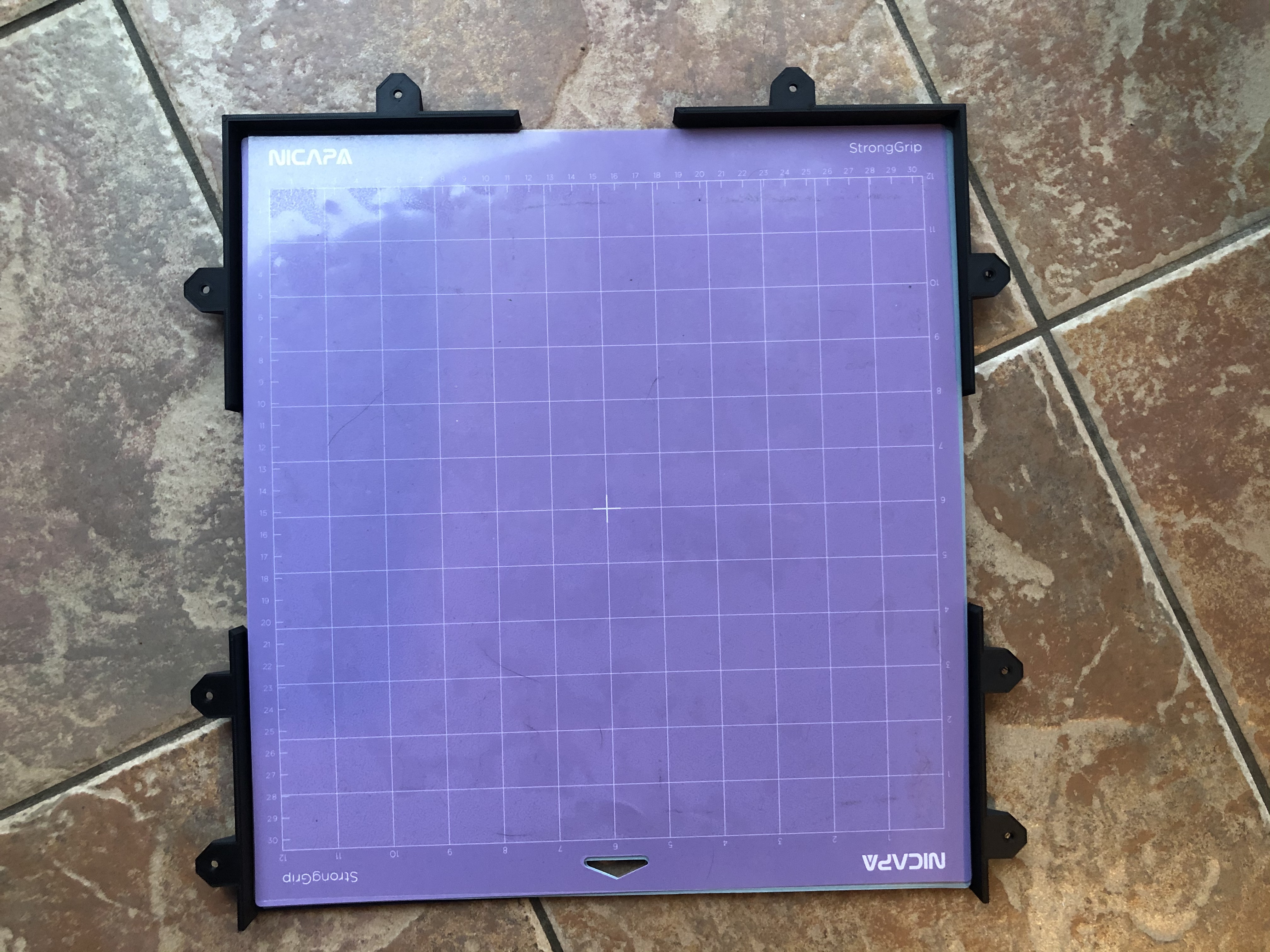 Giá đỡ cuộn cắt Cricut dưới gầm bàn