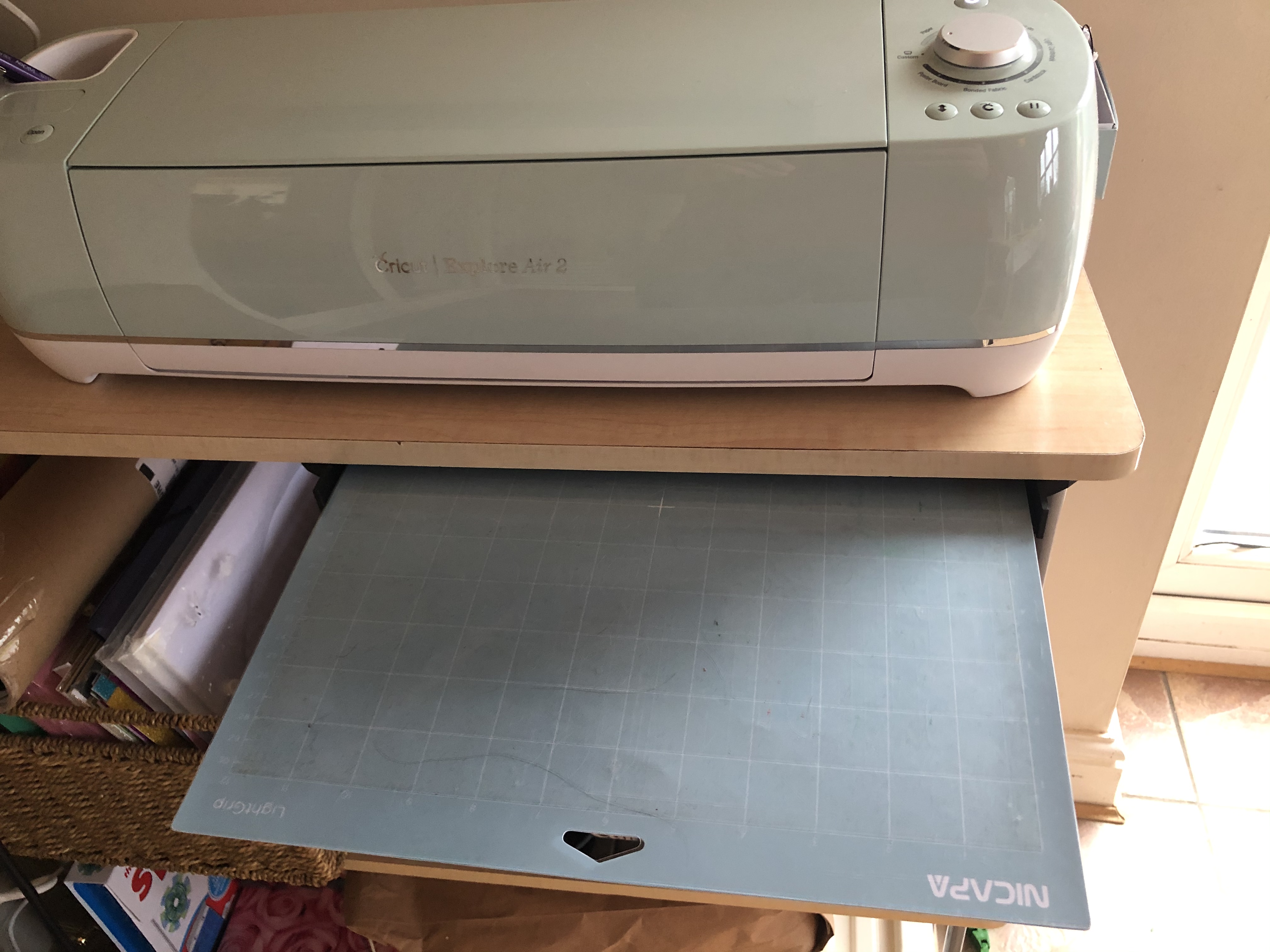Giá đỡ cuộn cắt Cricut dưới gầm bàn