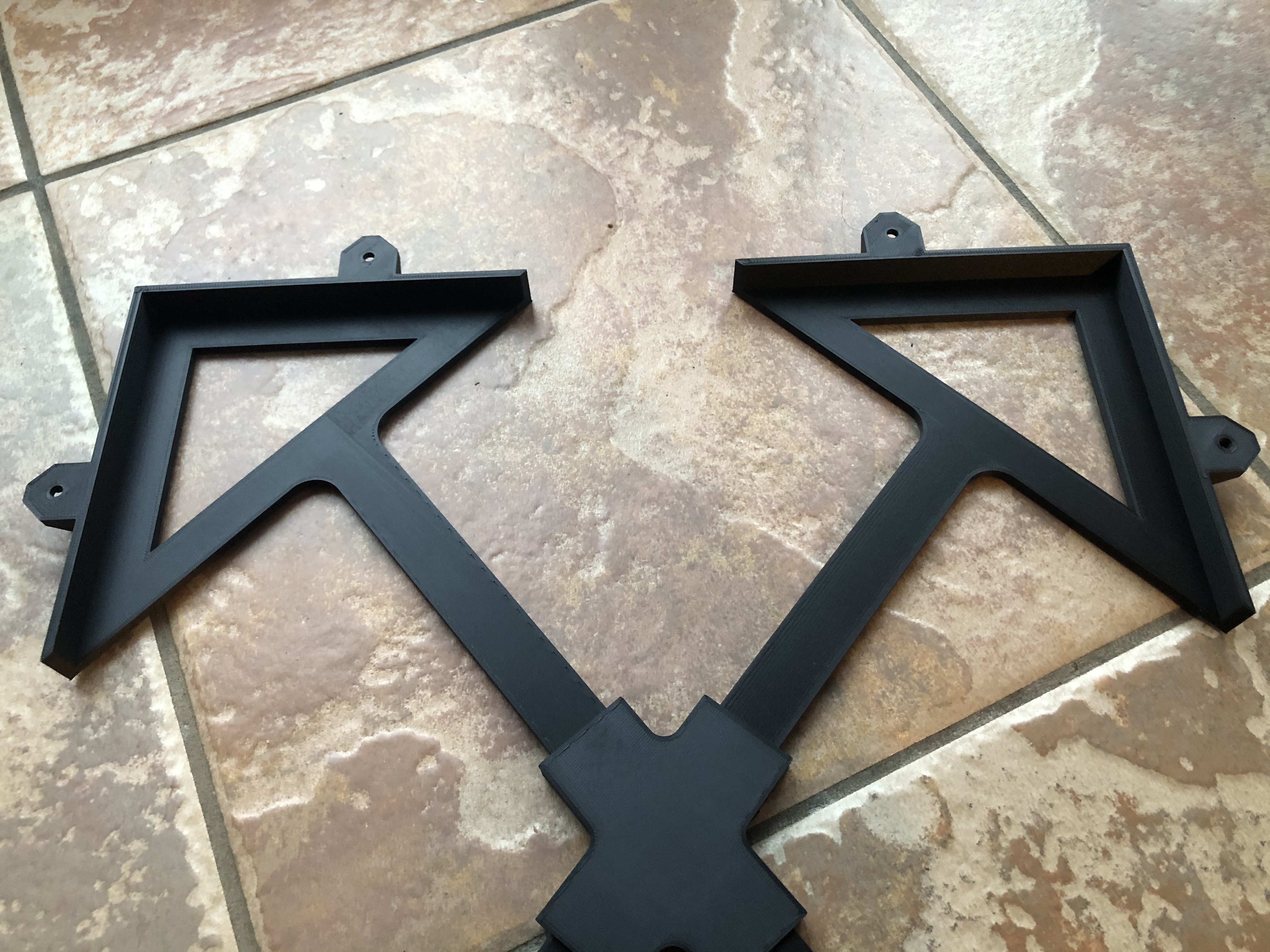 Giá đỡ cuộn cắt Cricut dưới gầm bàn