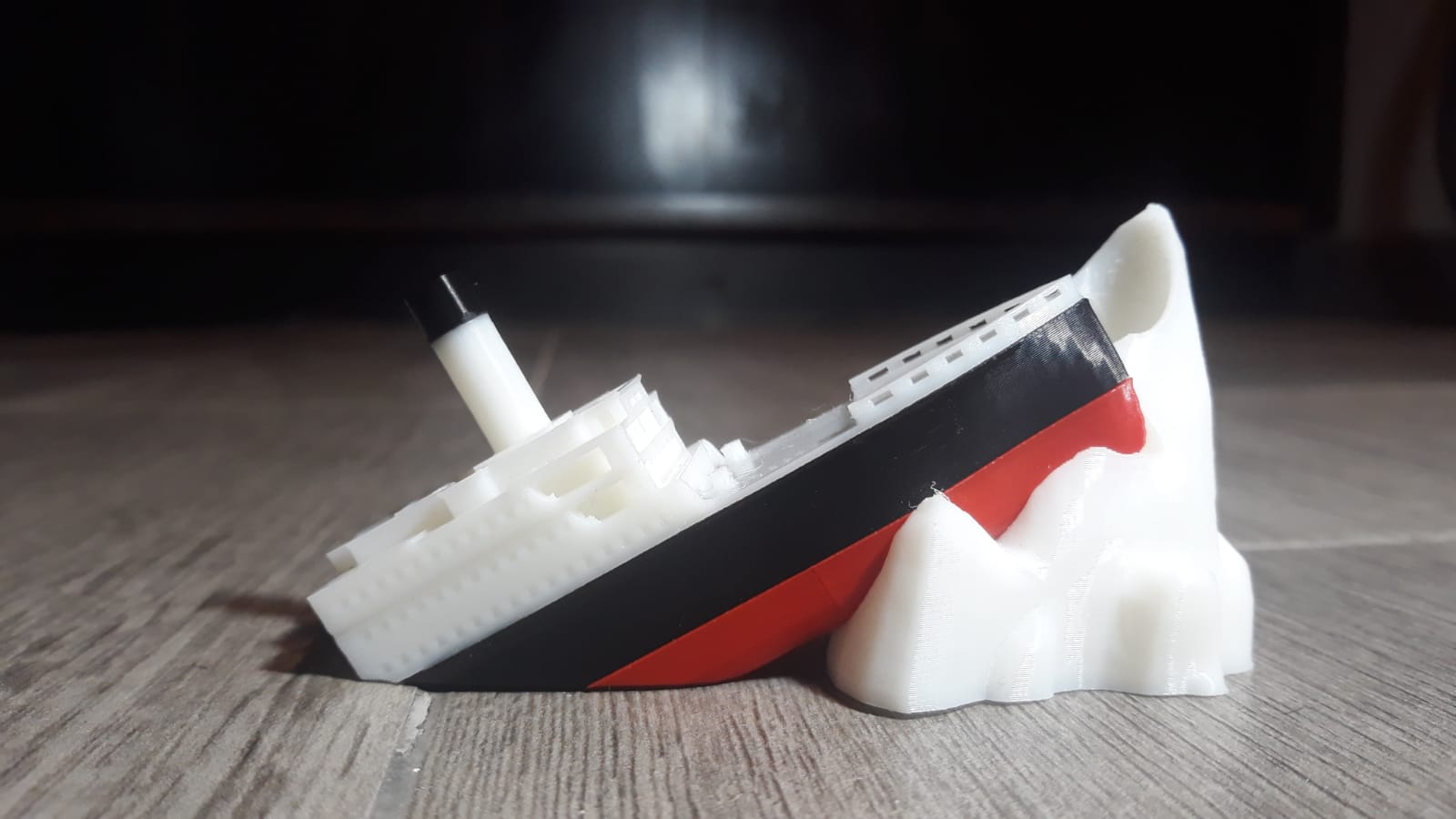 Chân Cắm Bút Hình Tàu Titanic