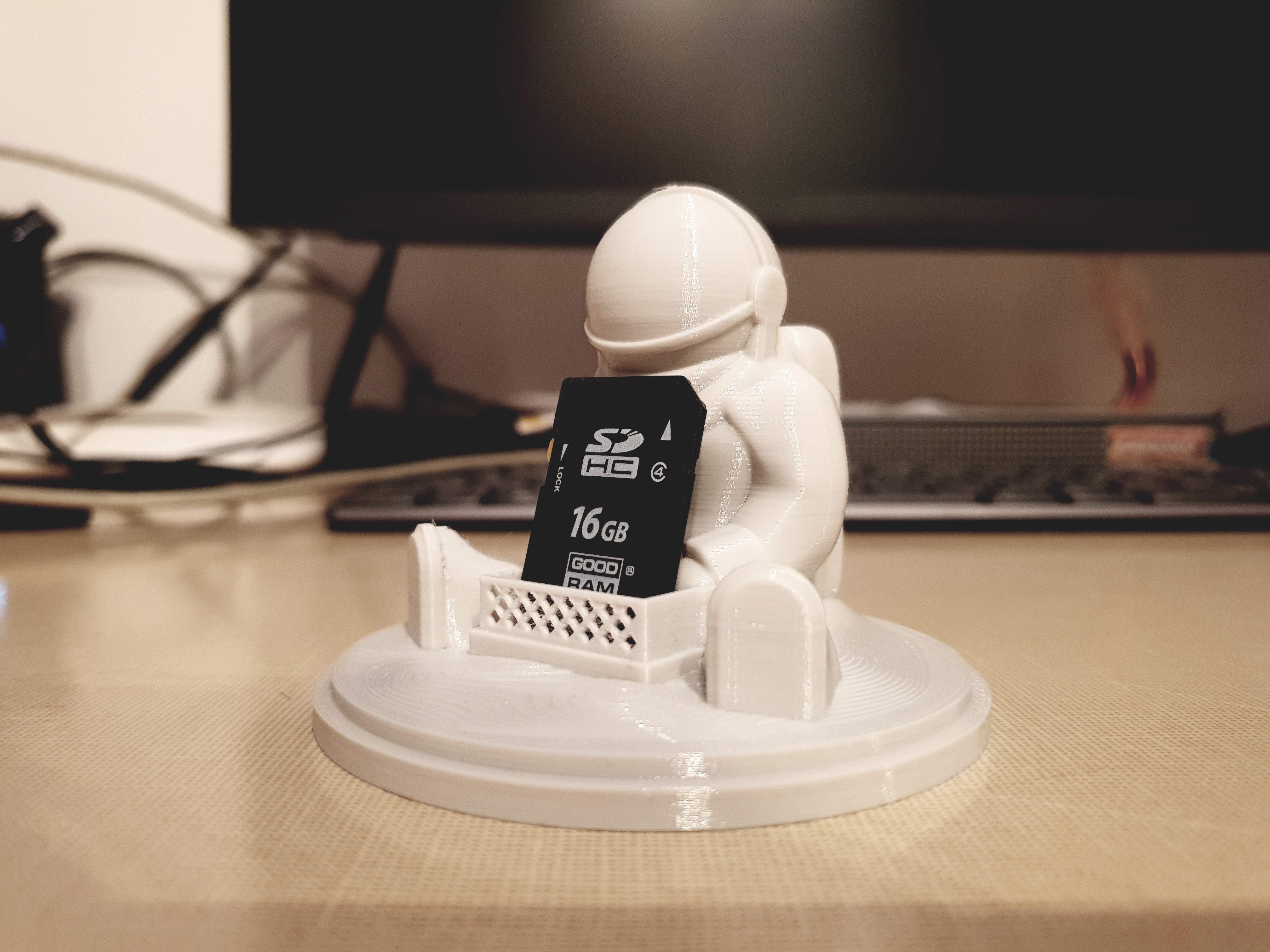 Kẹp Thẻ Nhớ SD Hình Phi Hành Gia