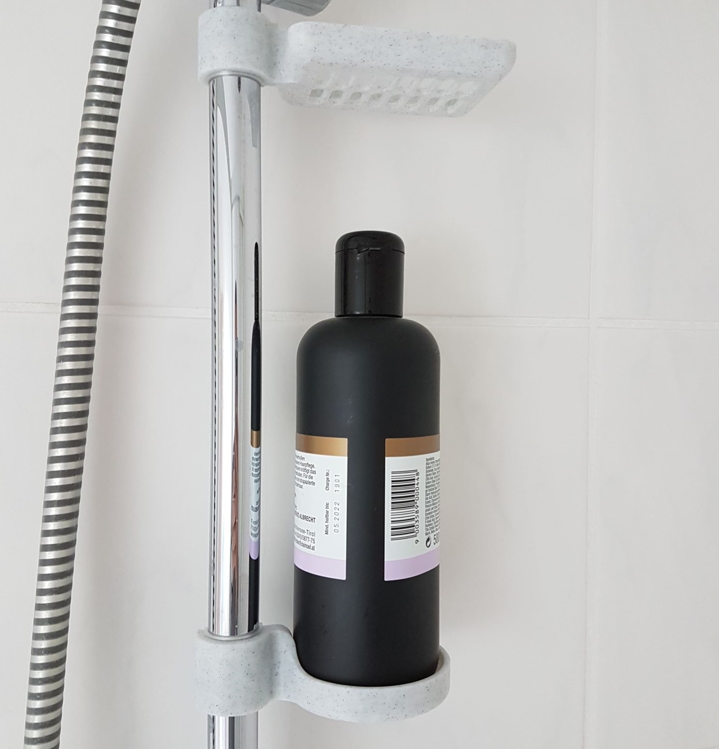 Món xà phòng, khay chai và giỏ cho que tắm