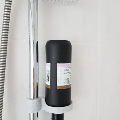 Món xà phòng, khay chai và giỏ cho que tắm