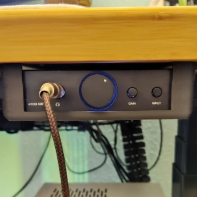 JDS Labs Atom amp dưới bàn làm việc