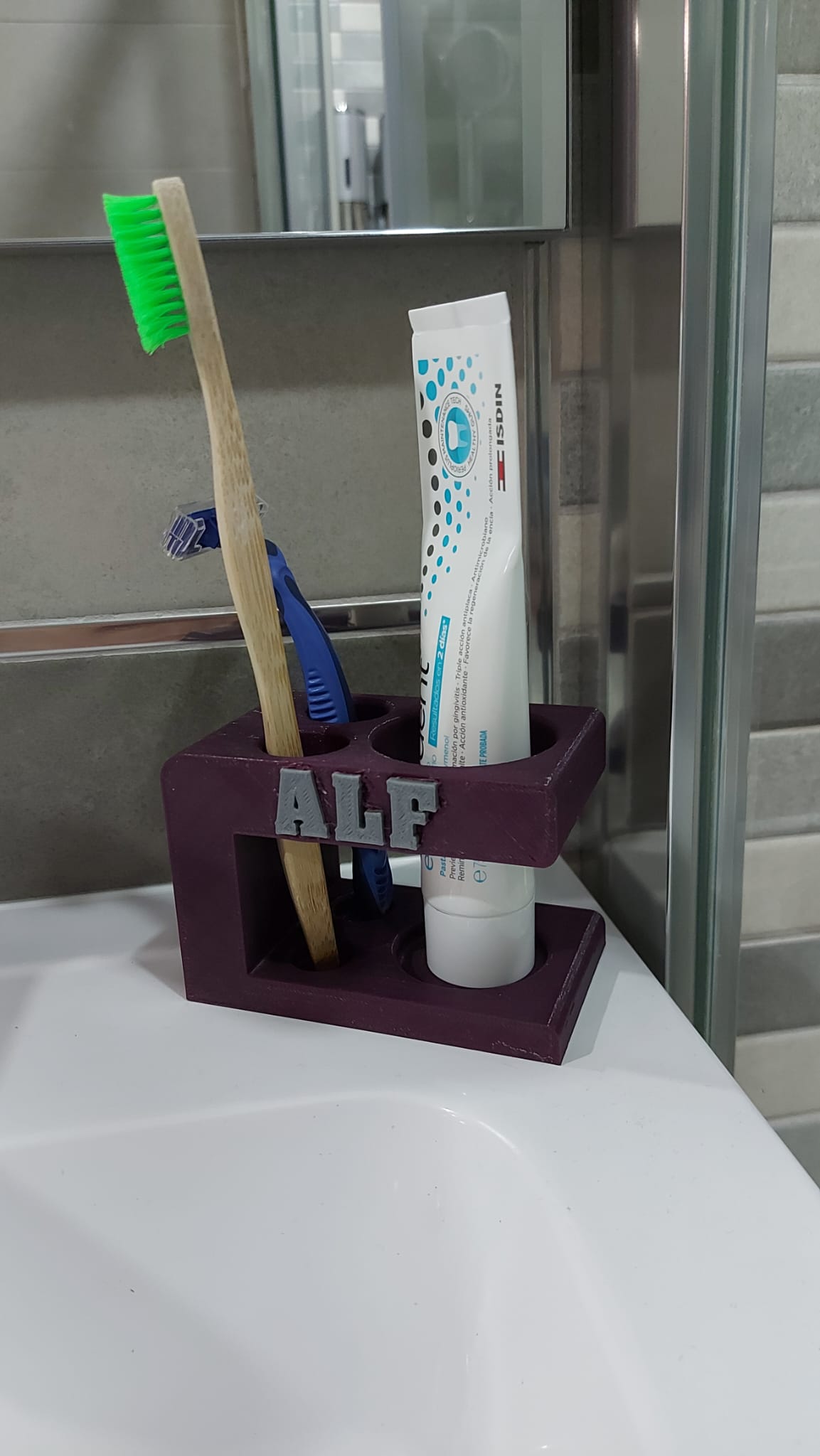 Hỗ trợ kem đánh răng với tên