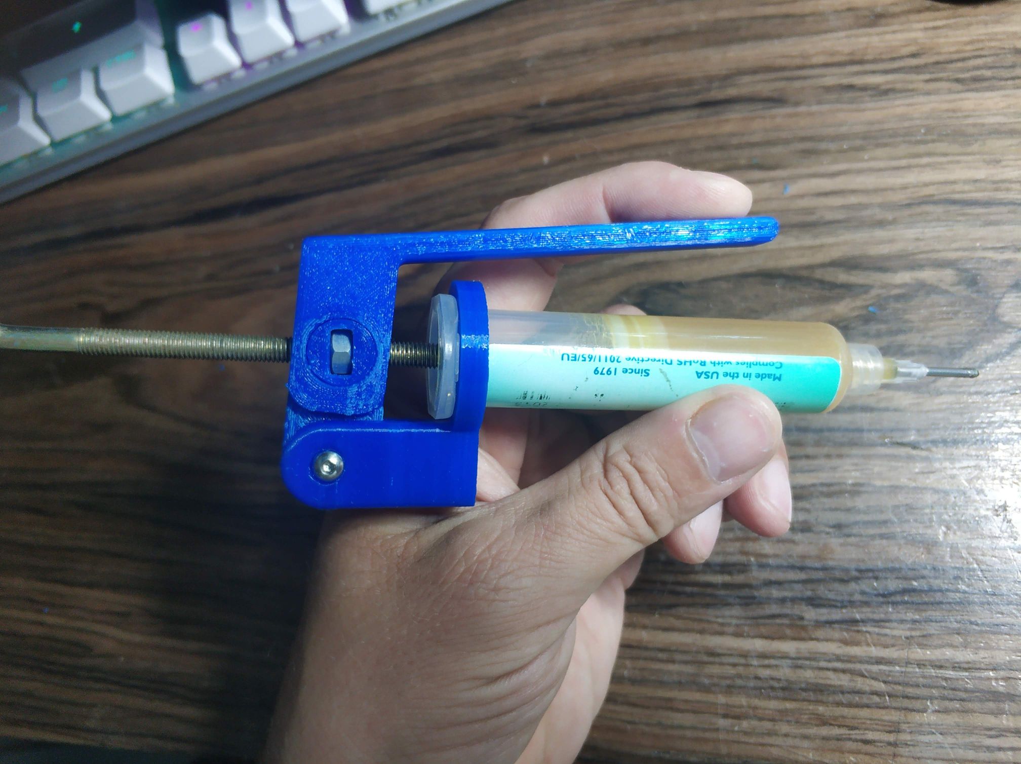 Thêm một cái dụng cụ bơm keo hàn nữa