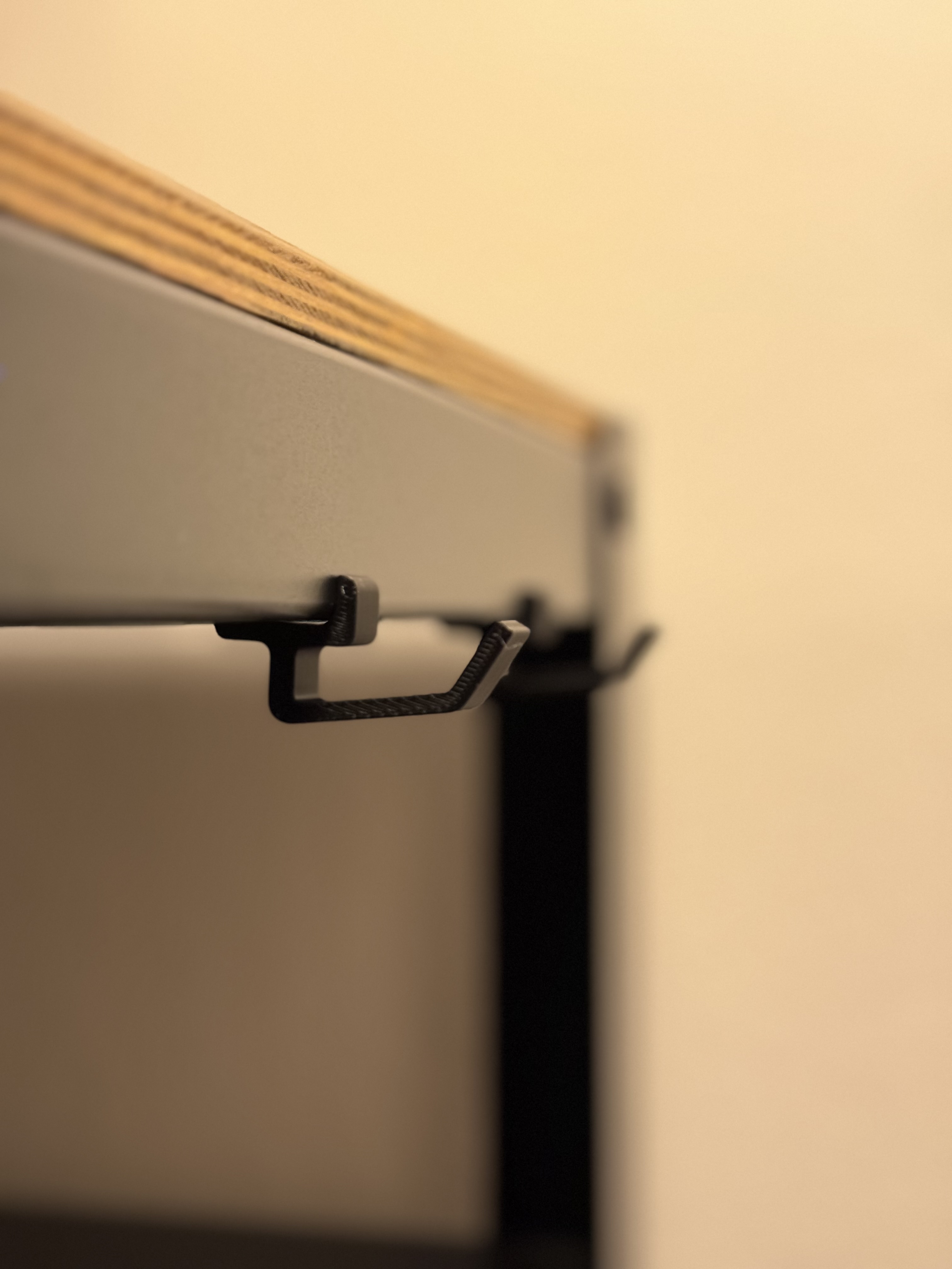 Móc treo bàn làm việc IKEA BROR (có thể kẹp)