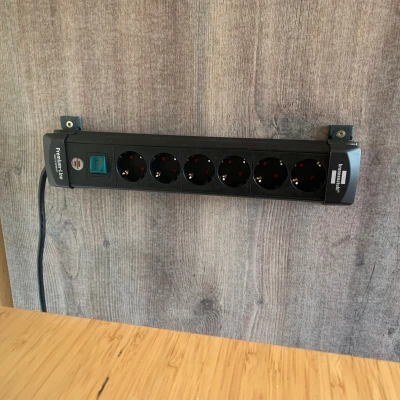 Giá đỡ ổ cắm điện chắc chắn và đơn giản (hoàn hảo cho Brennestuhl!)