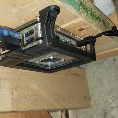 Canakit Raspberry Pi 4 dưới giá treo bàn làm việc