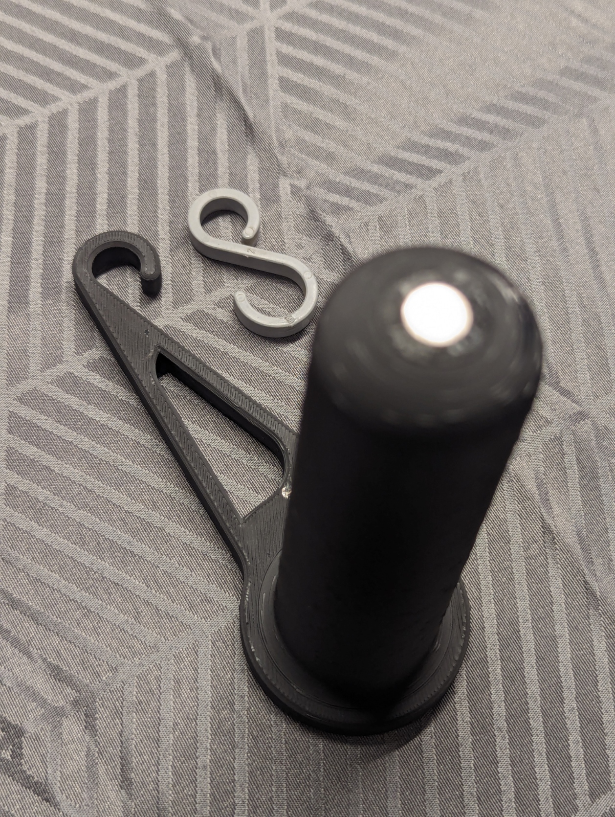 Kệ Treo Khăn Giấy Hình Móc Câu Chữ S