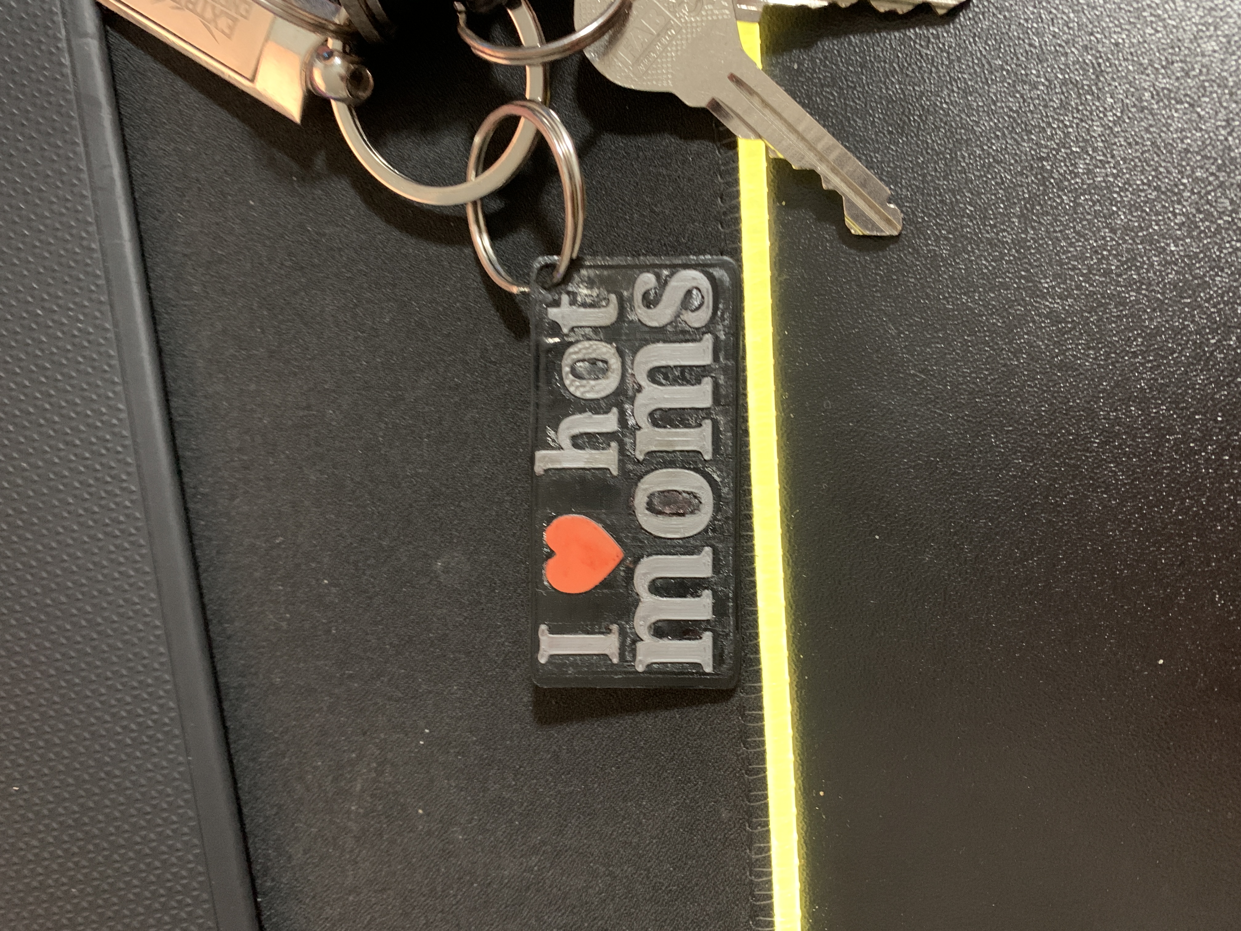 Móc Khóa "I Love Hot Moms" - Độc Đáo Cho Phái Mạnh