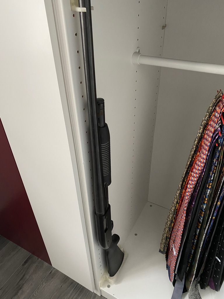 Giá treo tường Maverick 88 vừa với tủ Ikea PAX