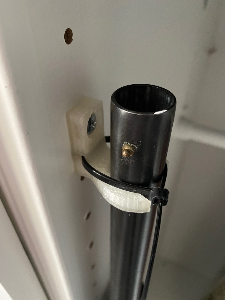 Giá treo tường Maverick 88 vừa với tủ Ikea PAX