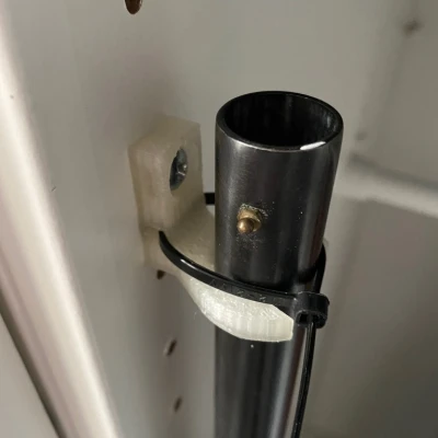 Giá treo tường Maverick 88 vừa với tủ Ikea PAX