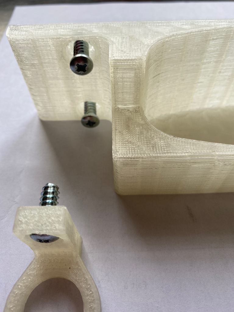 Giá treo tường Maverick 88 vừa với tủ Ikea PAX