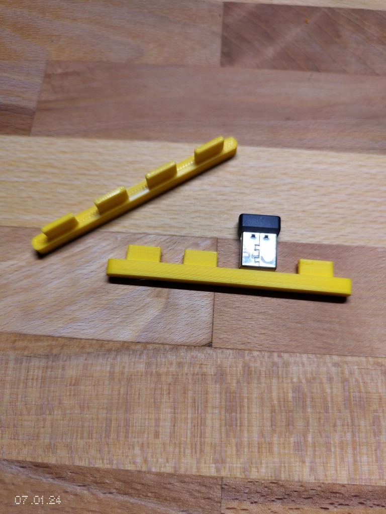 Kệ 4 khe USB / 4 way USB holder