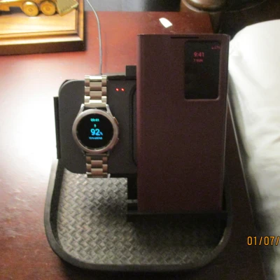 Samsung Duo Charger đứng cho cổ tay nhỏ hơn và điện thoại rộng hơn