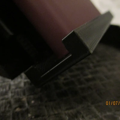 Samsung Duo Charger đứng cho cổ tay nhỏ hơn và điện thoại rộng hơn