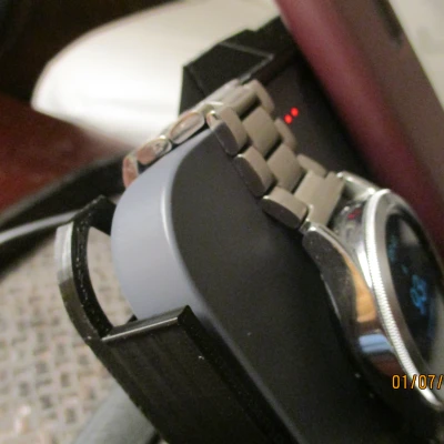 Samsung Duo Charger đứng cho cổ tay nhỏ hơn và điện thoại rộng hơn