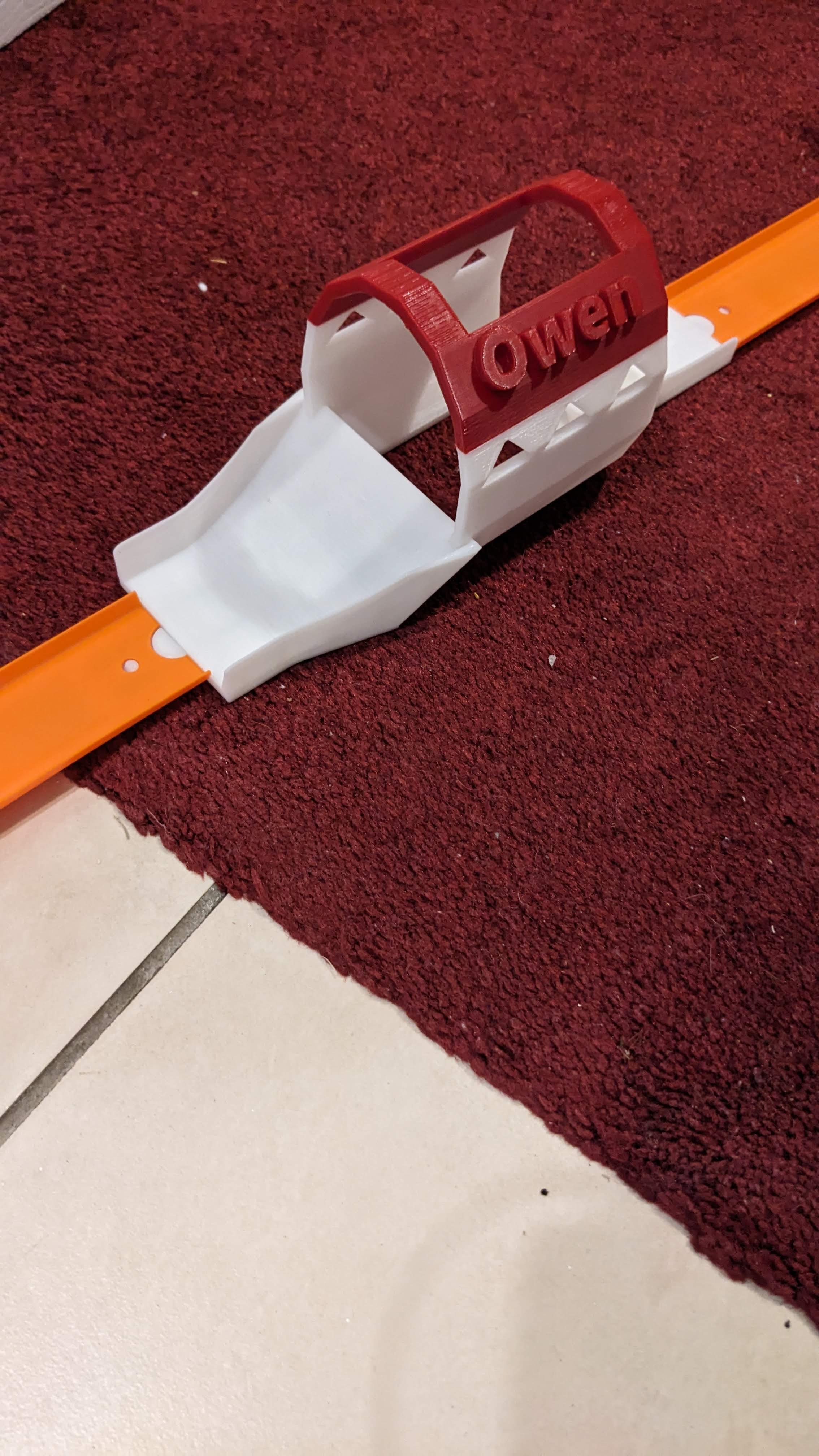 Đường hầm Hotwheels có nhảy