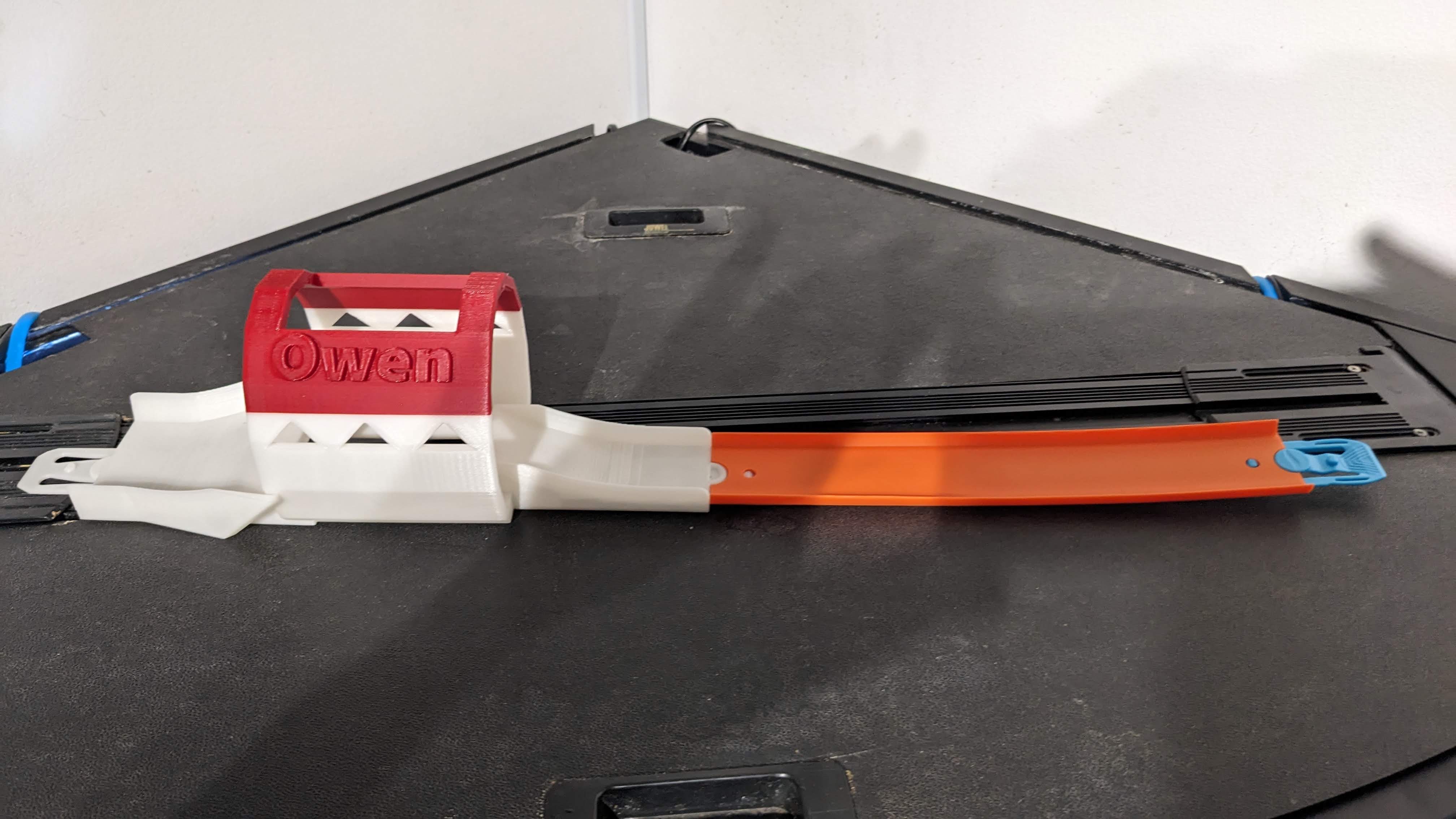 Đường hầm Hotwheels có nhảy