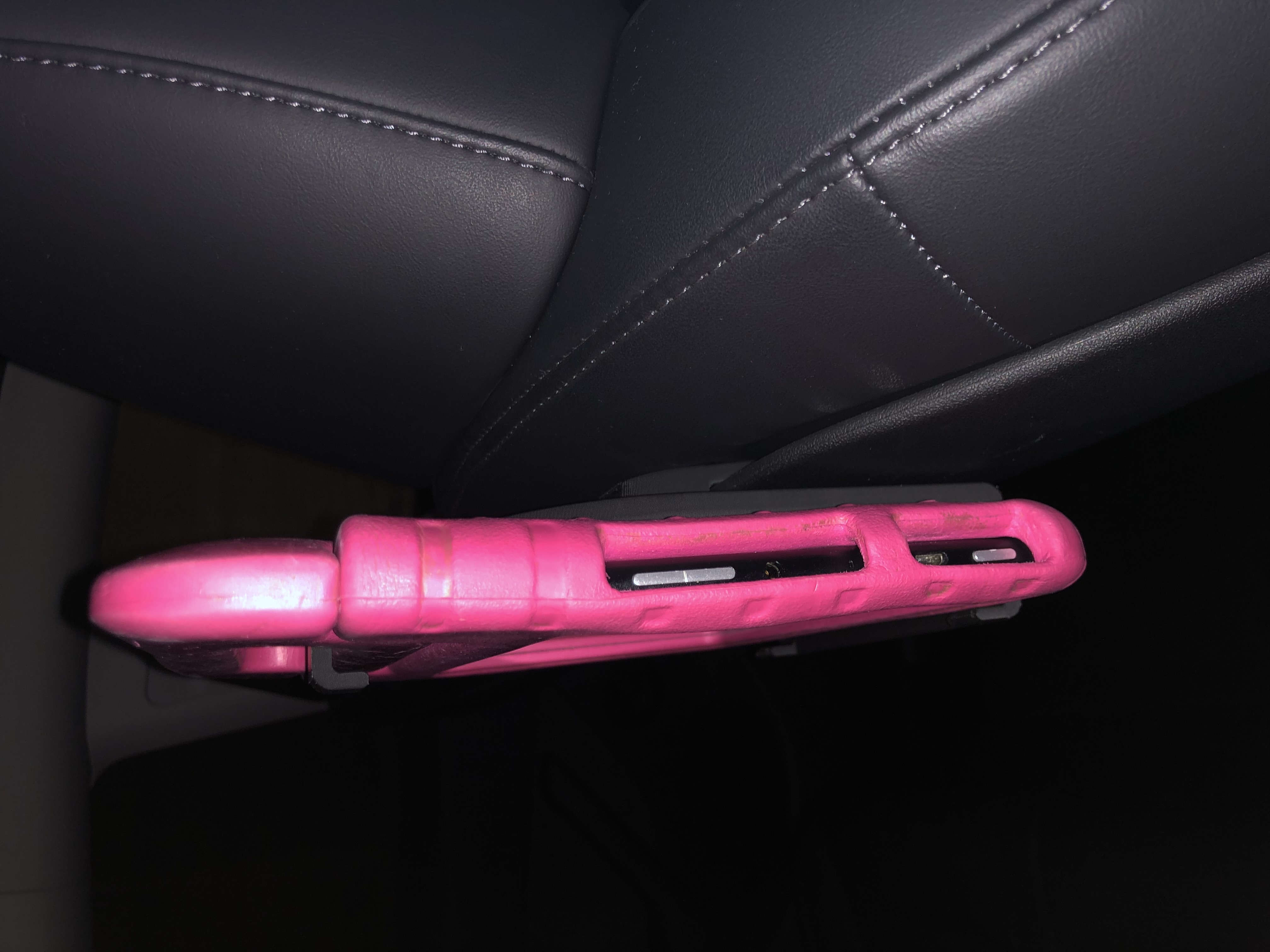 Giá đỡ máy tính bảng cho ghế sau Tesla