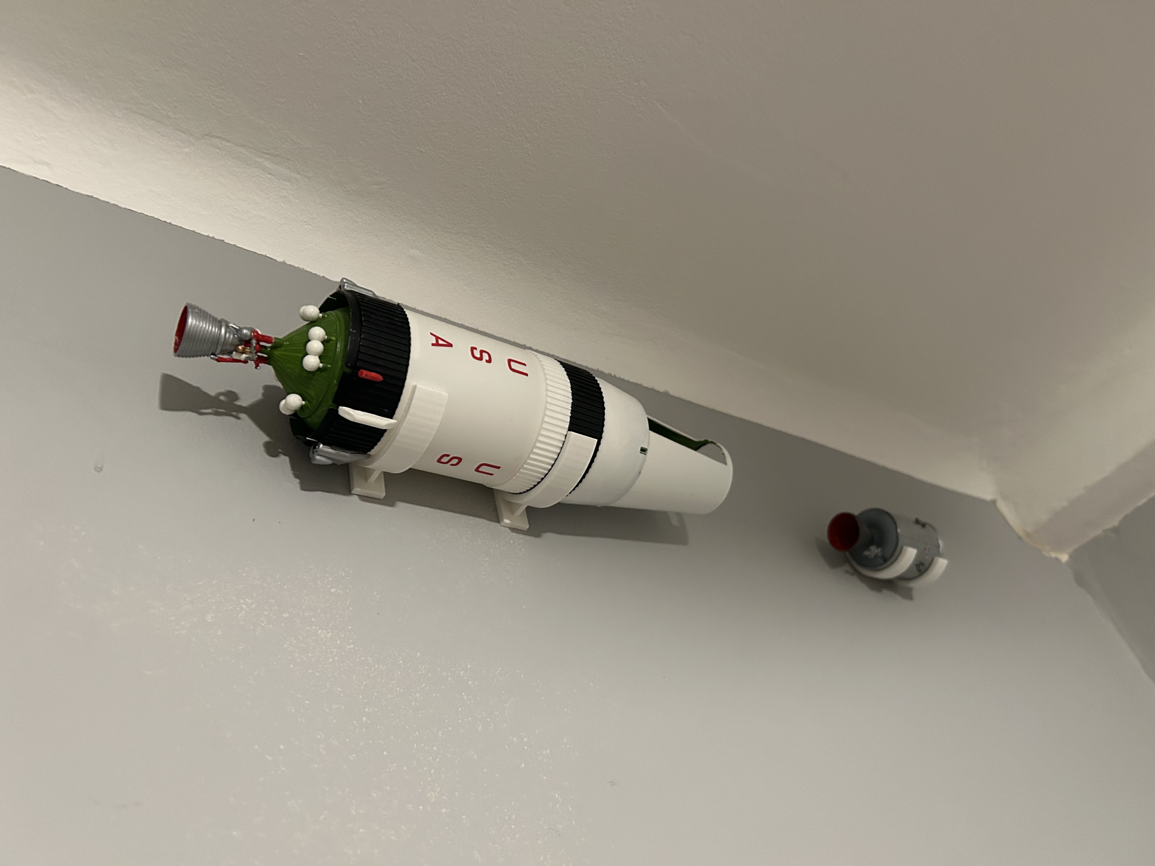 Giá treo tường Revell Saturn V tỉ lệ 1:96