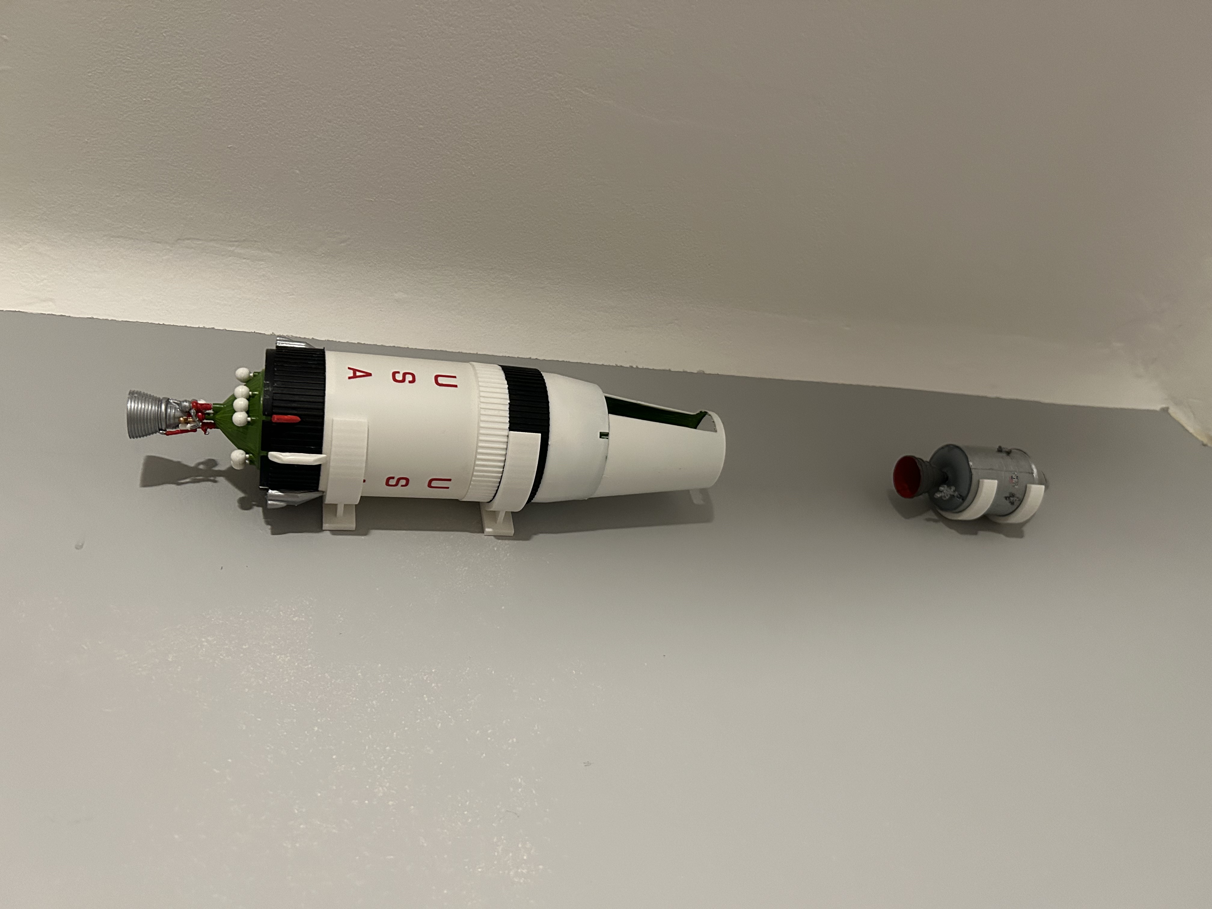 Giá treo tường Revell Saturn V tỉ lệ 1:96