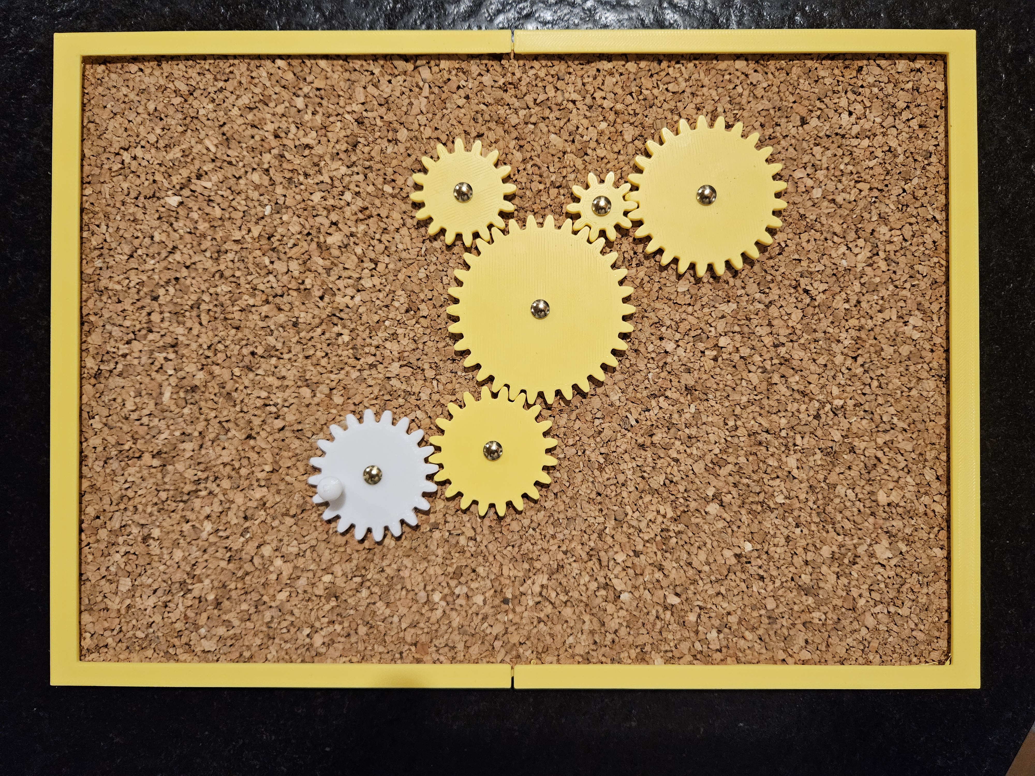 Trò Chơi Đóng Ghim Bằng Bần Cho Bé Có Bánh Răng