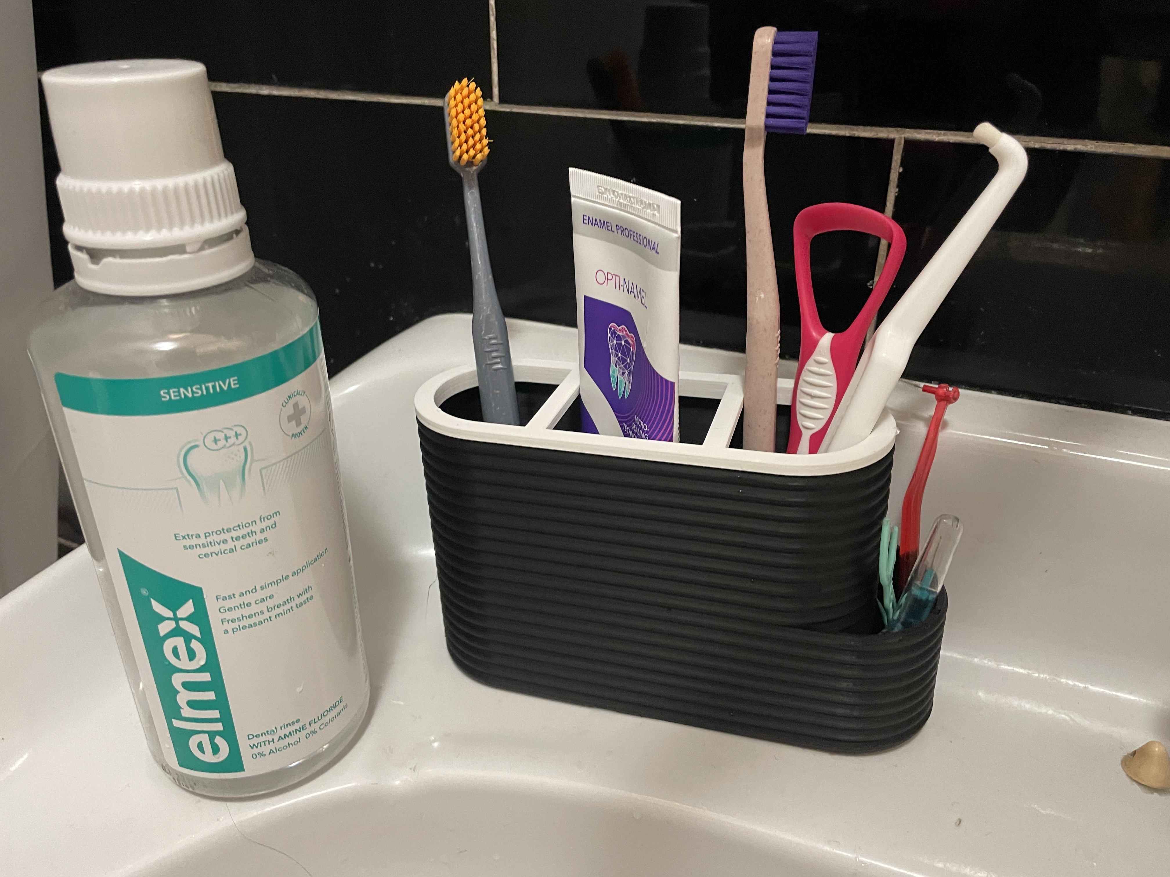 Kệ Đựng Bàn Chải Và Kem Đánh Răng