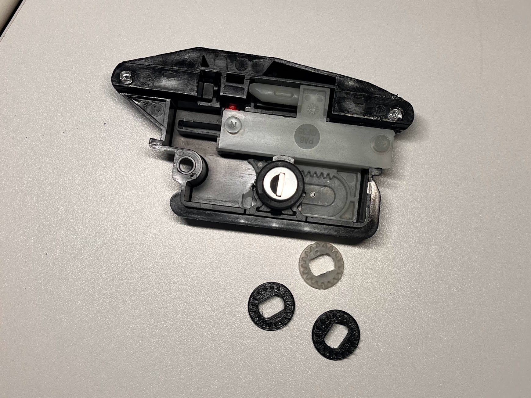 Bánh Răng Cơ Cấu Khóa Thùng Đồ Trên Mui Xe