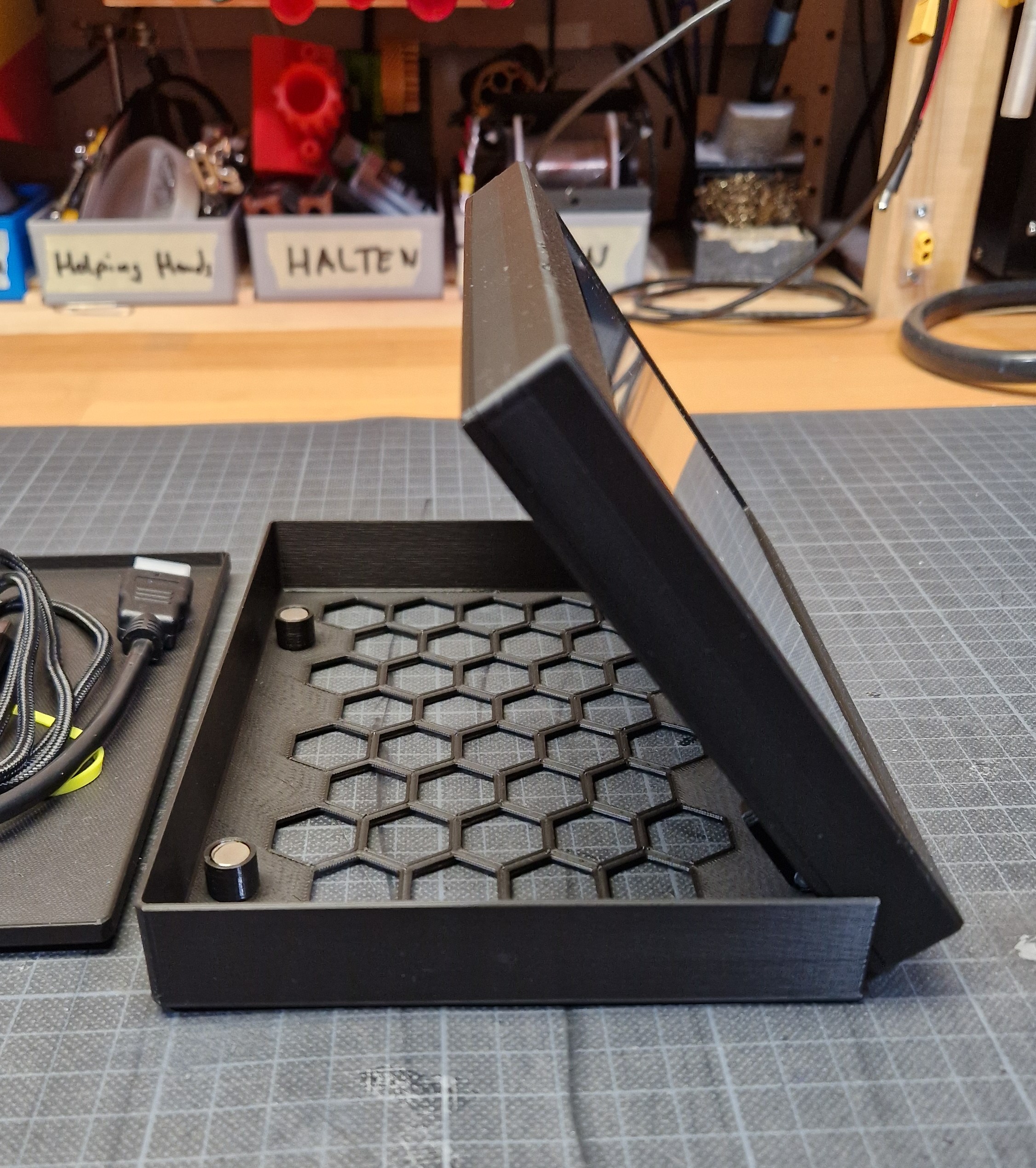 Hộp đựng kiêm đế cho màn hình HDMI 7inch