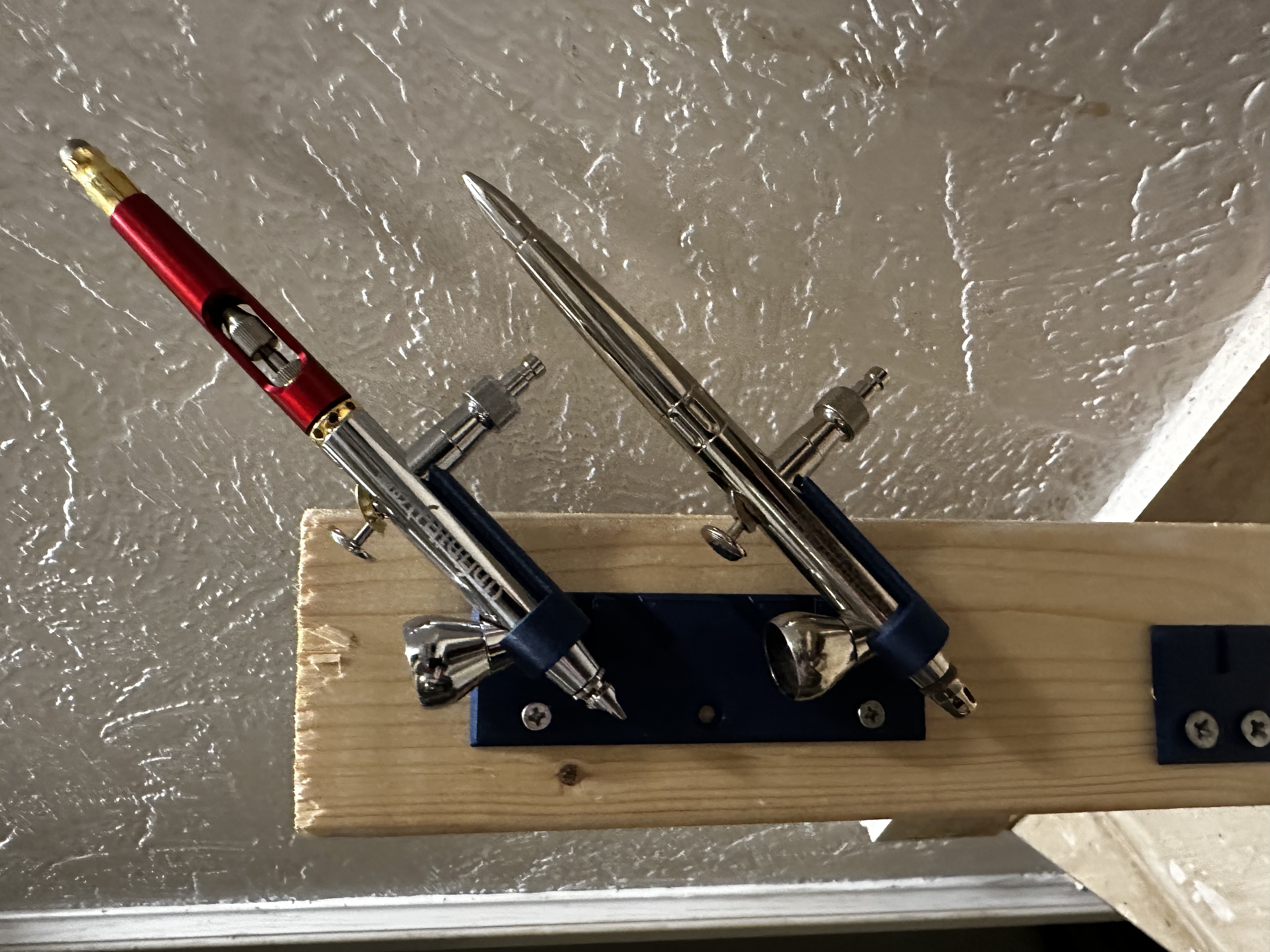 Giá đỡ bình xịt sơn gắn tường - không cần support