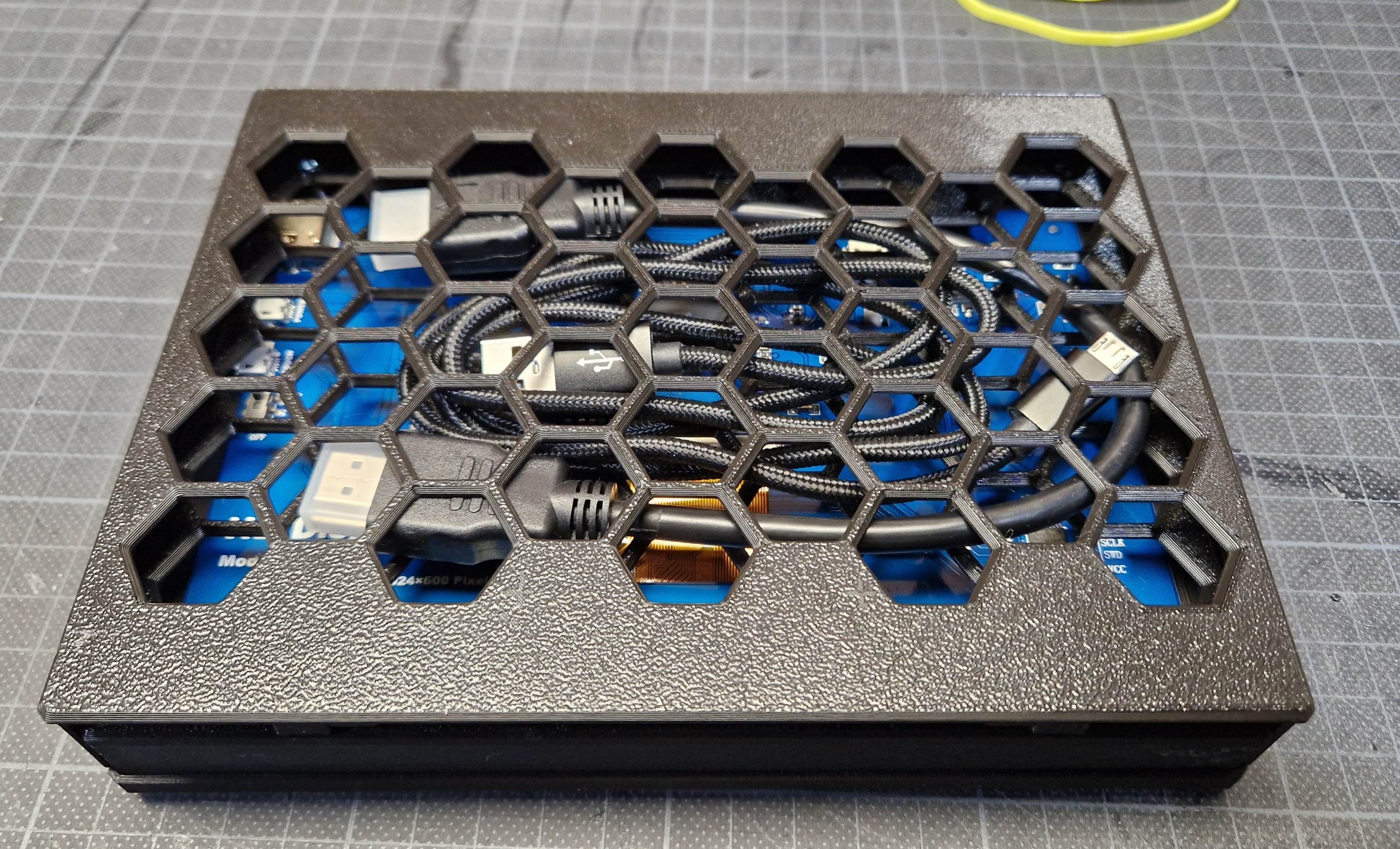 Hộp đựng kiêm đế cho màn hình HDMI 7inch