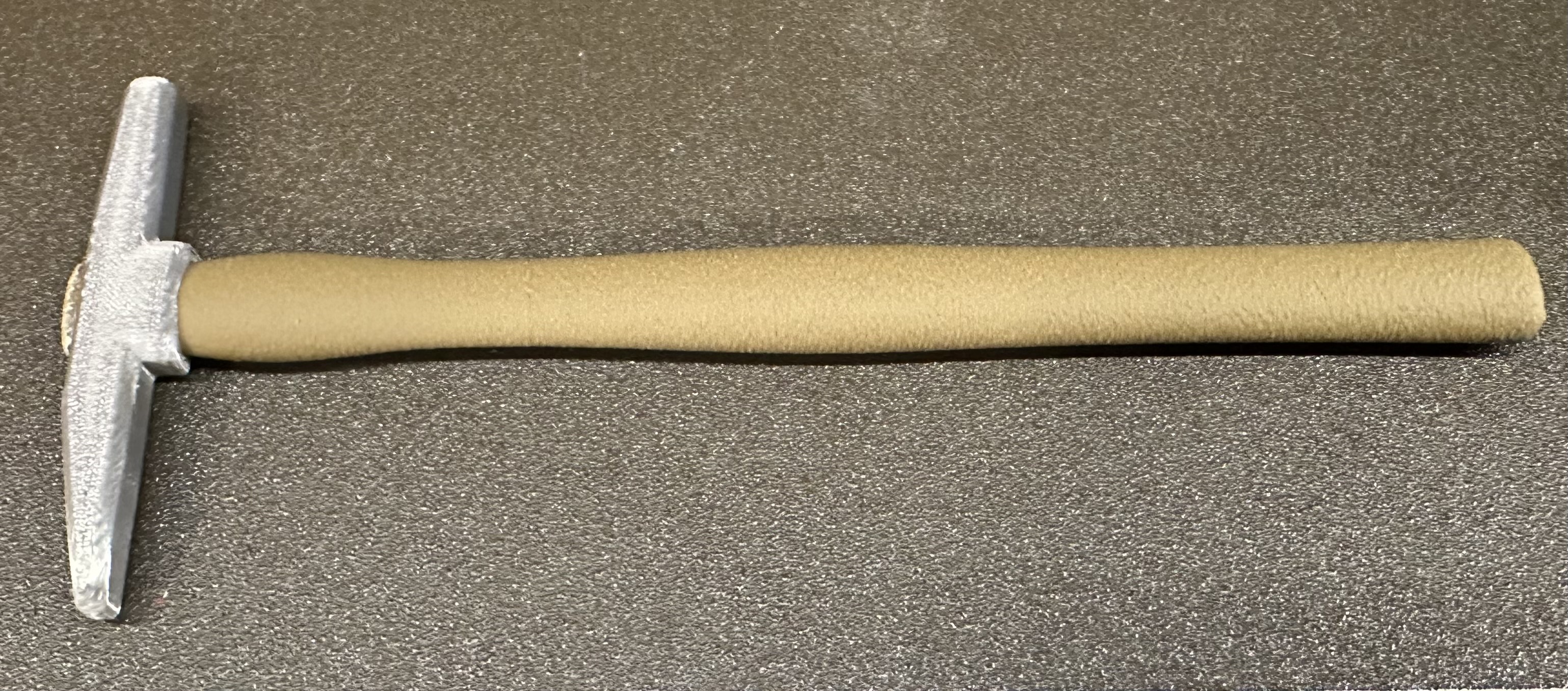 Một ít búa để phá vỡ một số ly