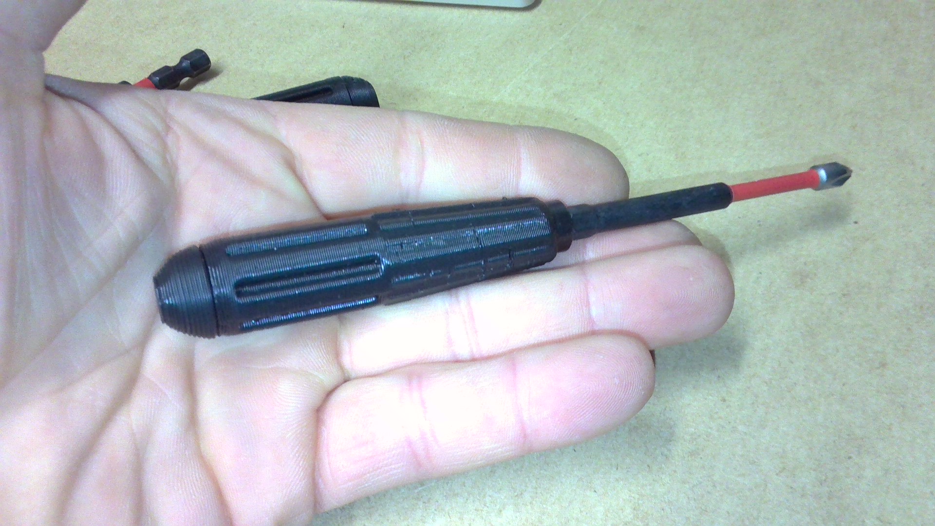 Tua vít dùng với đầu cặp từ tính