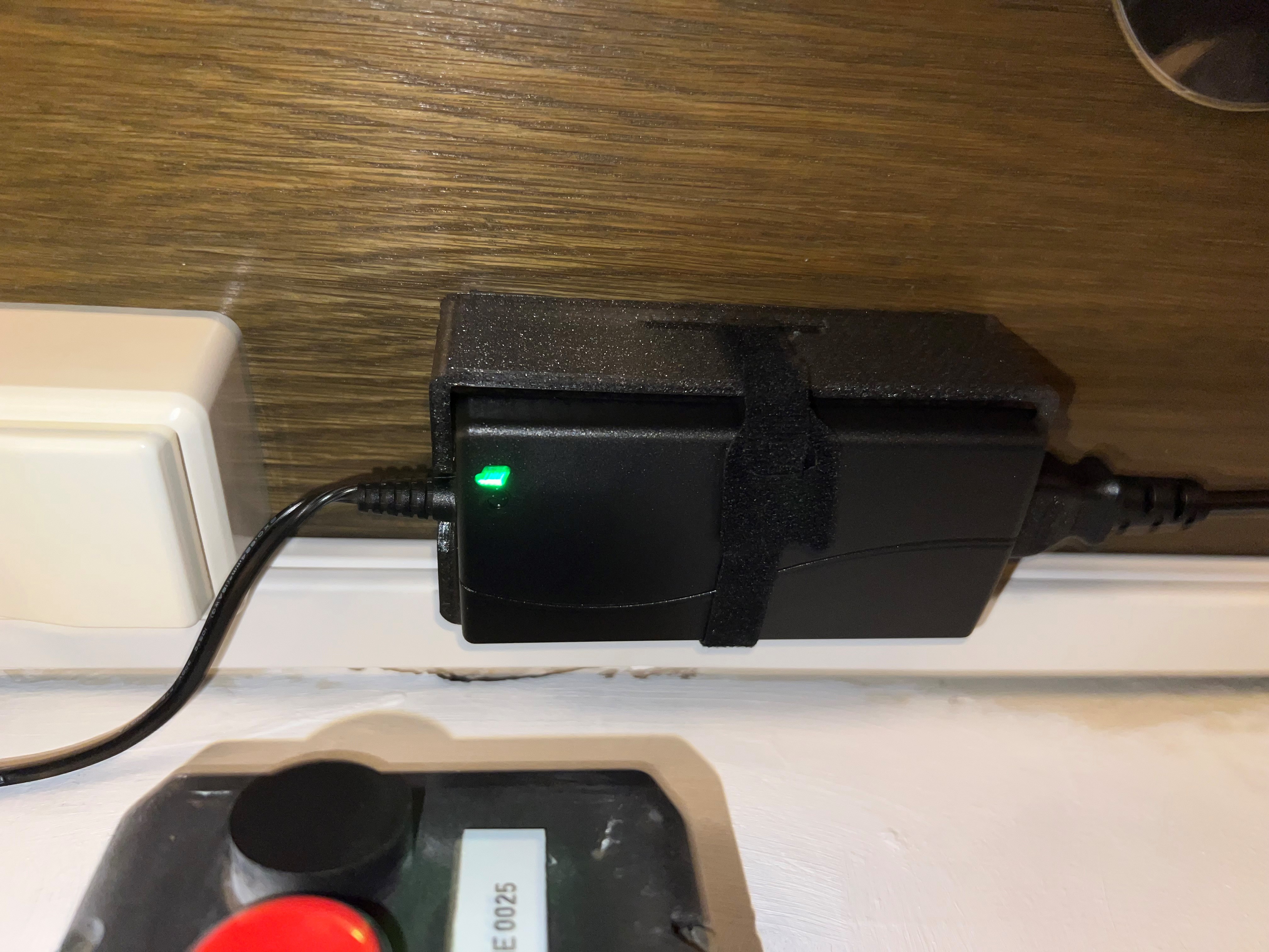 Giá đỡ nguồn Shure PS60E gắn tường