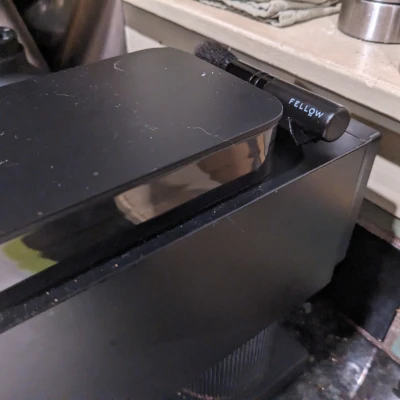 Người giữ bàn chải máy xay cà phê ode đồng nghiệp