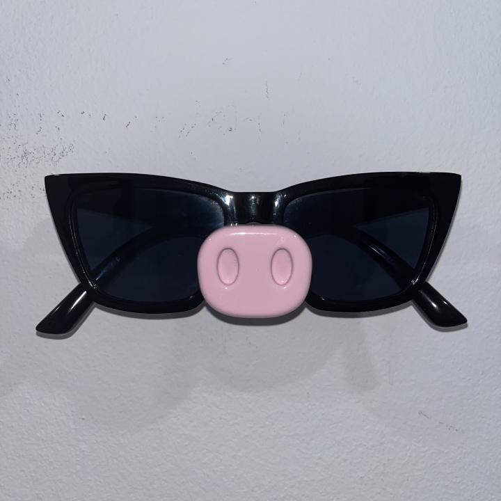 Chỗ Cài Kính Hình Con Heo