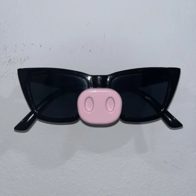 Chỗ Cài Kính Hình Con Heo