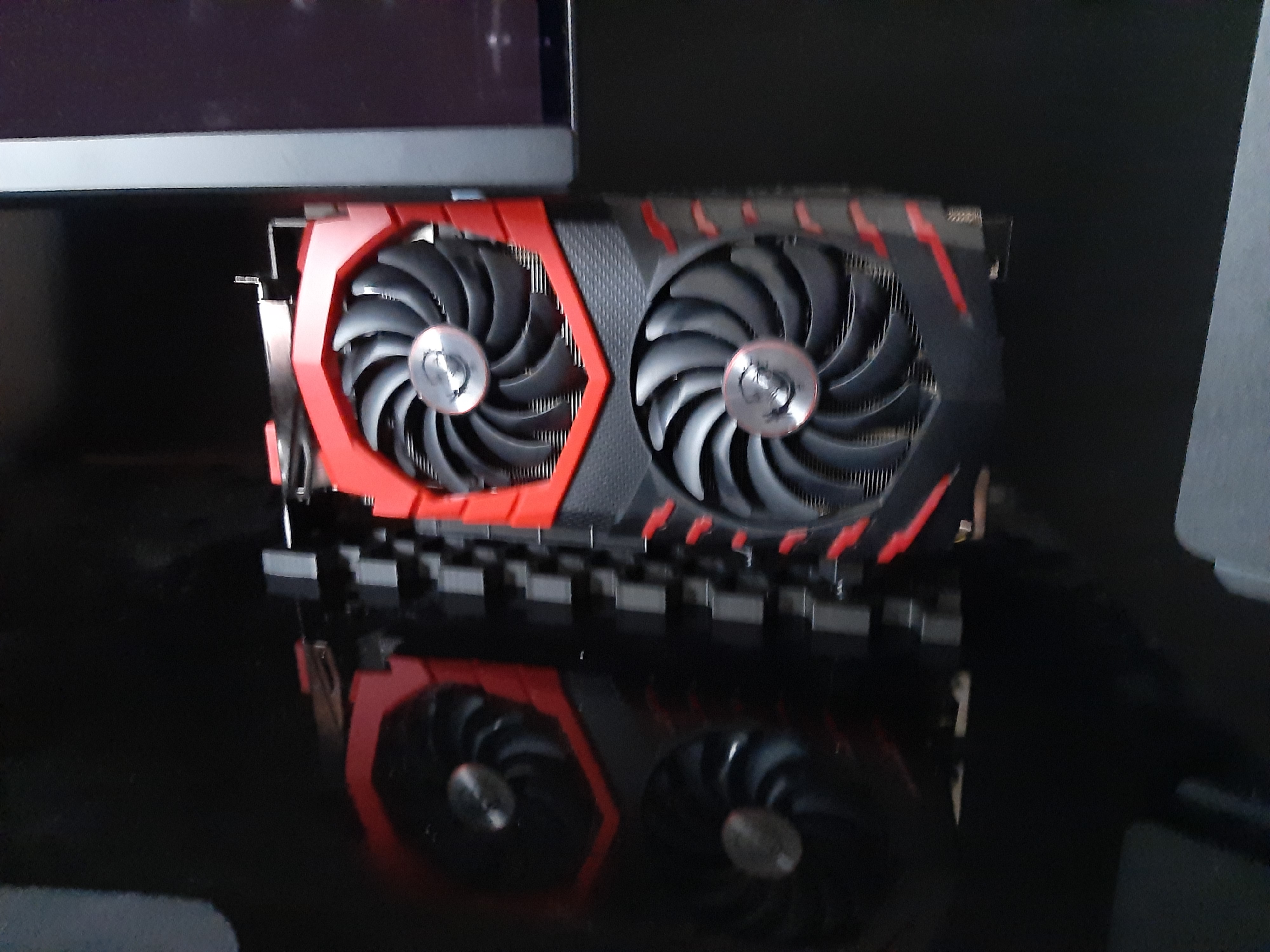Chân Đế GPU Vít và Đai Ốc