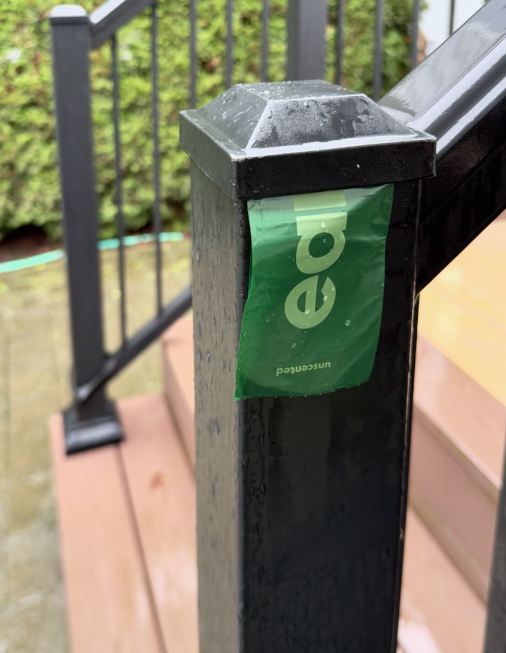 Hộp đựng túi đi vệ sinh cho trụ lan can nhôm