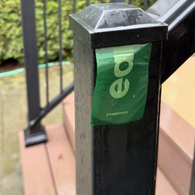 Hộp đựng túi đi vệ sinh cho trụ lan can nhôm