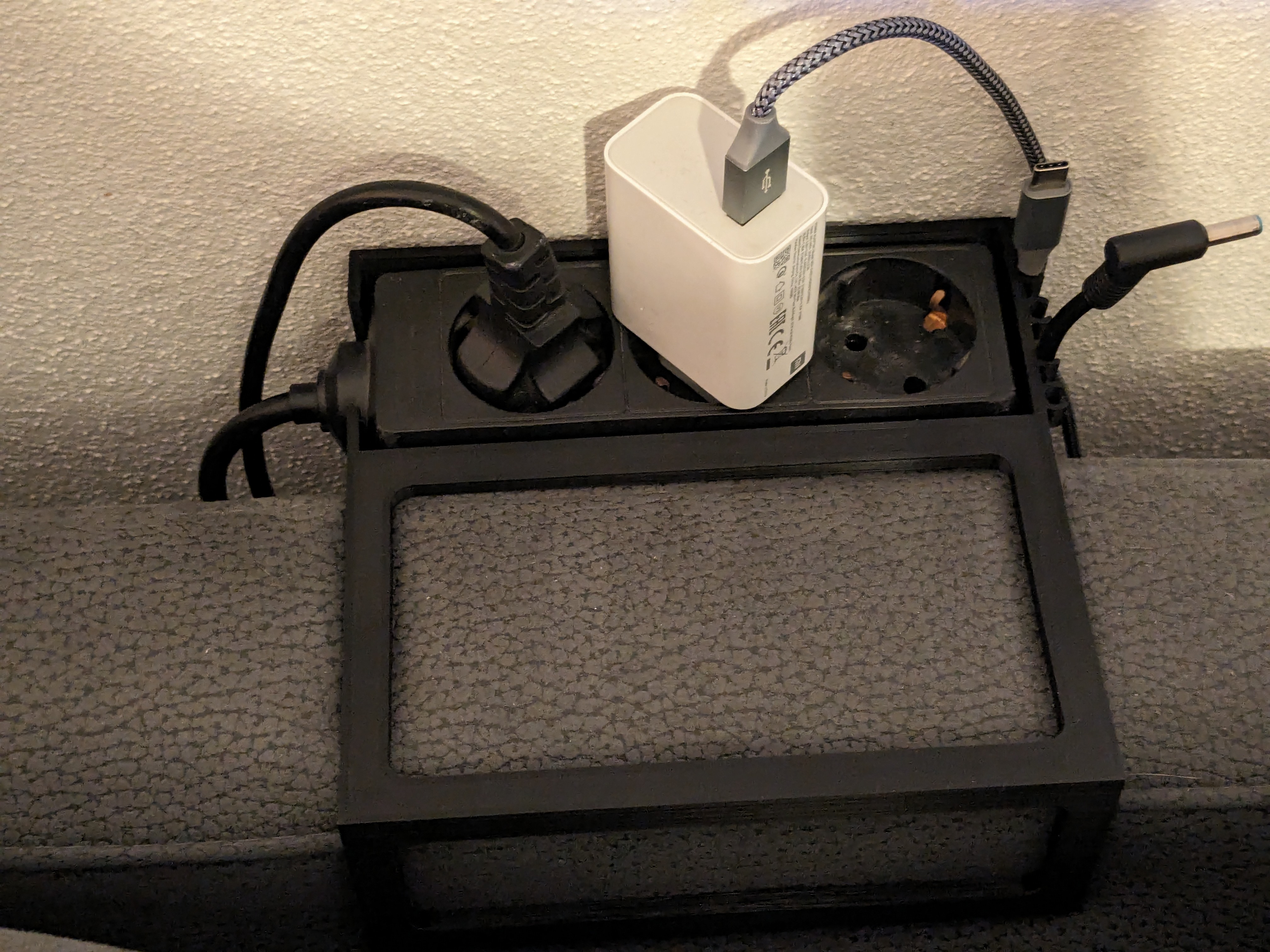 Kệ Giữ Ổ Điện Cho Ghế Sofa