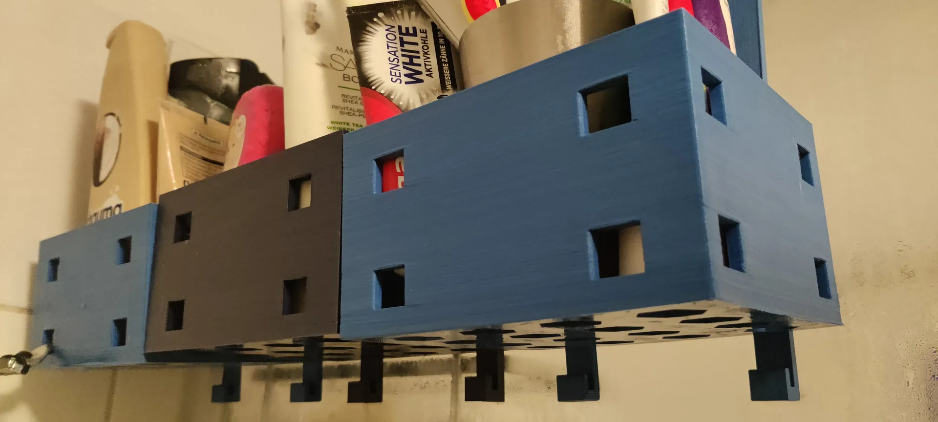 CubiShower: Kệ phòng tắm và móc treo khăn