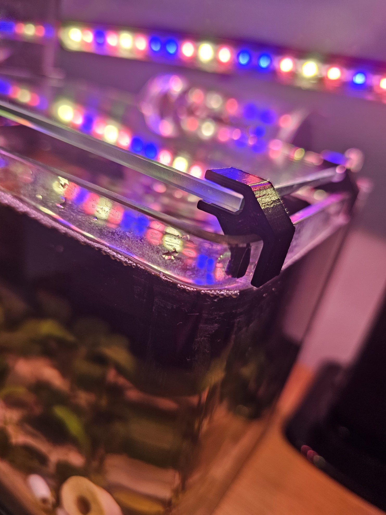 Giá đỡ kính trên cho hồ cá