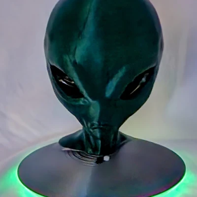 Người ngoài hành tinh với đế UFO và đèn LED