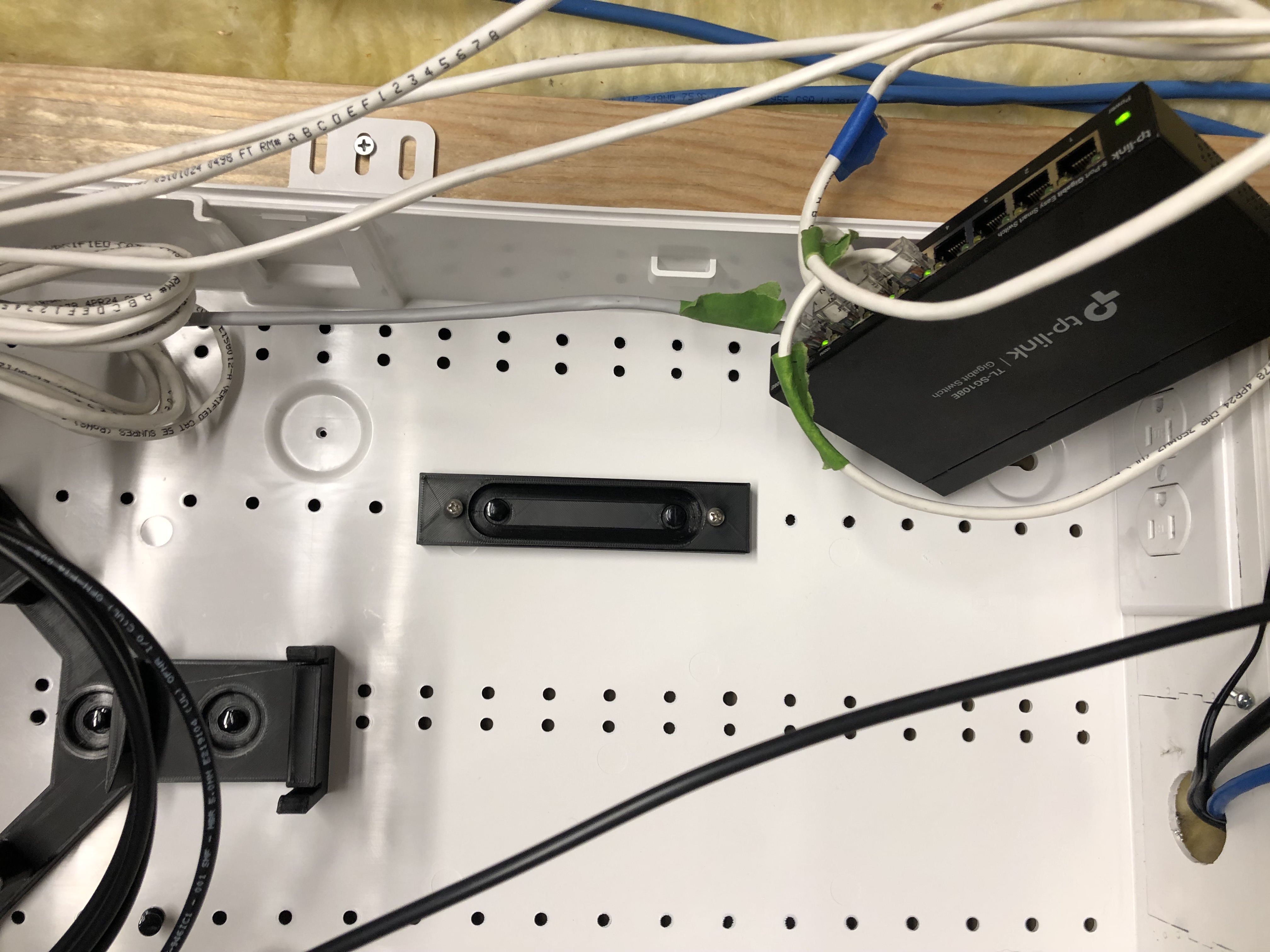 Giá đỡ TP-Link TL-SG108E cho Trung tâm Truyền thông Leviton